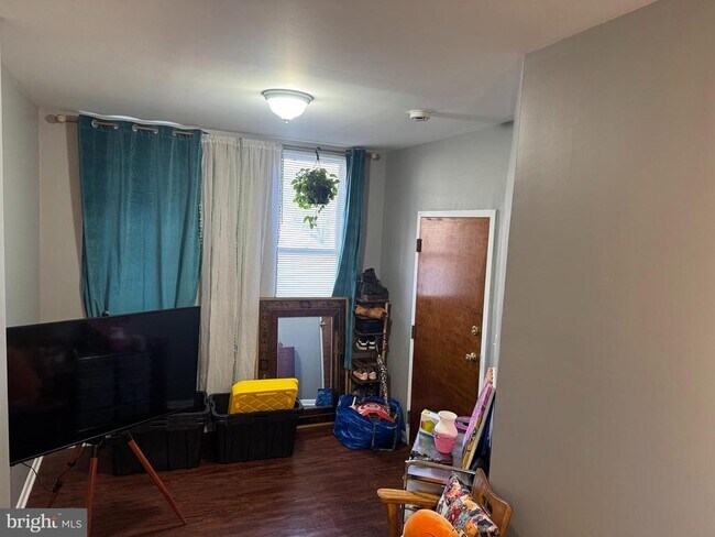 Building Photo - 422 W Huntingdon St