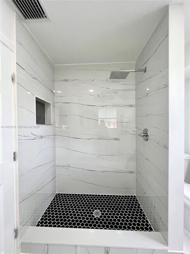 Building Photo - 931 NW 35th Ave