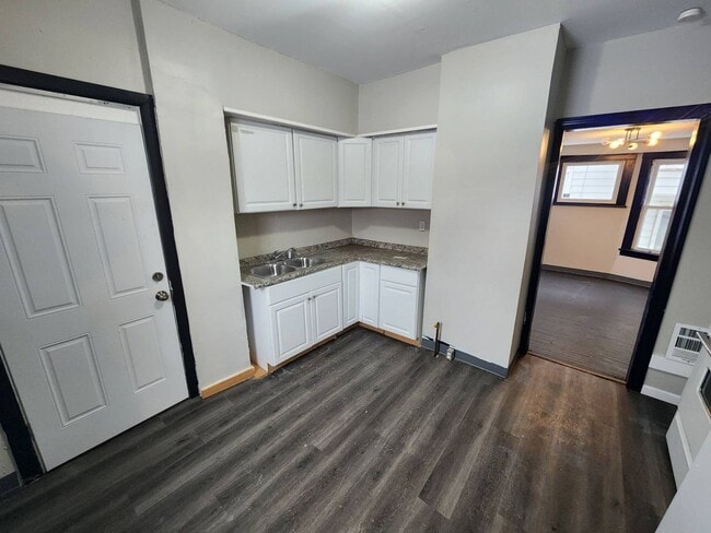 Building Photo - Charming 3-Bedroom Property in Prime Location (Section 8 Vouchers Accepted)