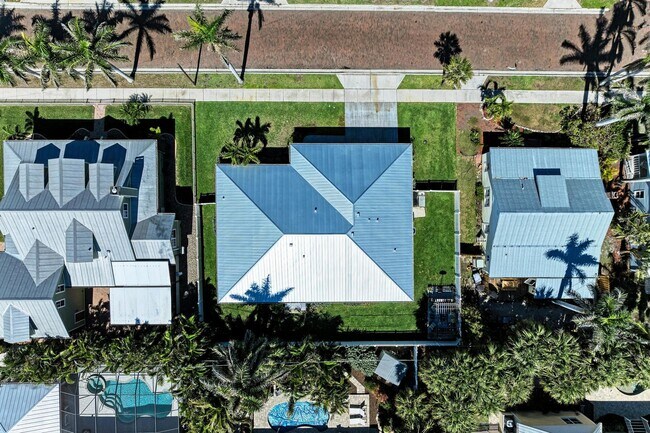 Building Photo - Furnished/Unfurnished ** Annual Rental ** Available 5/1/26 ** 4 Bed/2 Bath Single Family Home ** ...