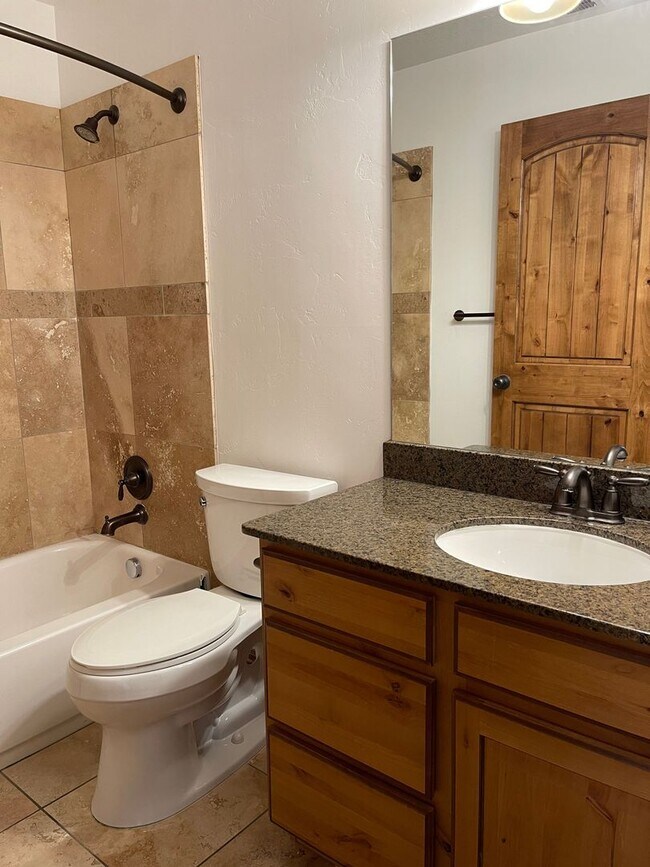 Building Photo - Gorgeous home in Orem