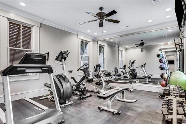 Building Photo - 123 Village Green Ave