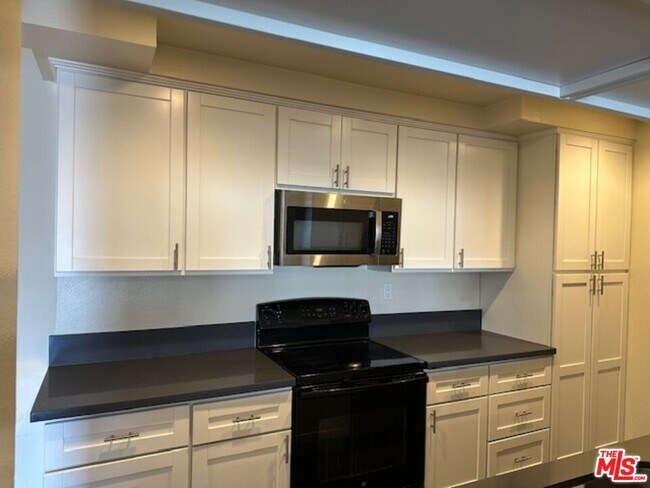 Building Photo - 5334 Lindley Ave