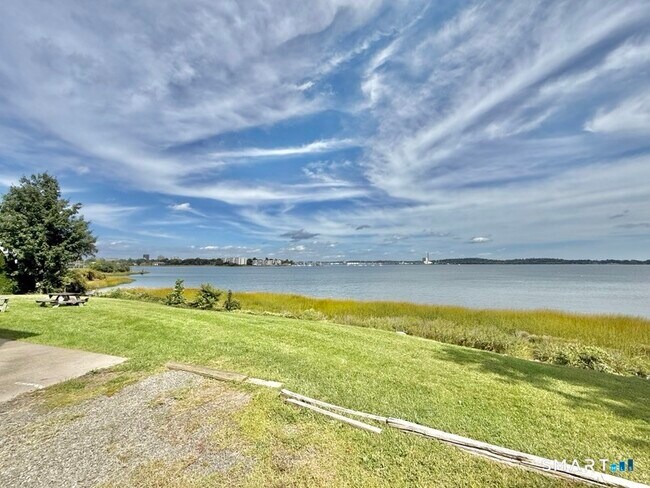 Building Photo - 3 Bayview Pl