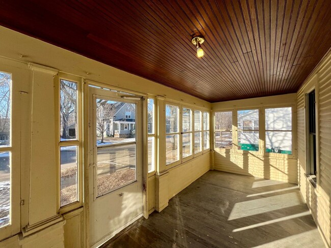 Building Photo - 619 Werle Ave