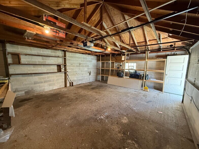 Building Photo - 3030 N Oleander Ave