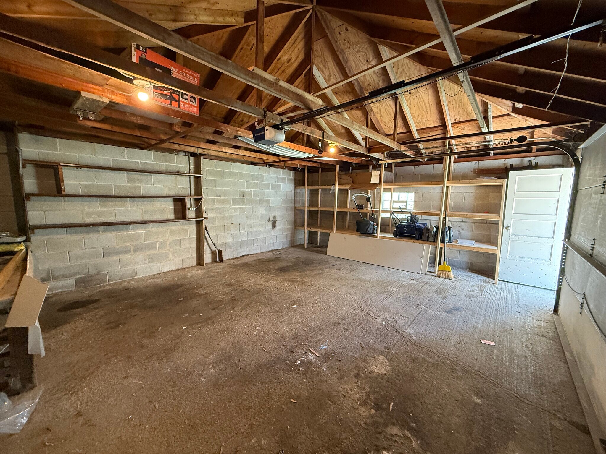Building Photo - 3030 N Oleander Ave