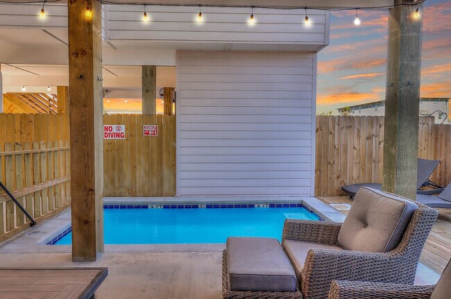 Building Photo - 527 Sand Burr Ln