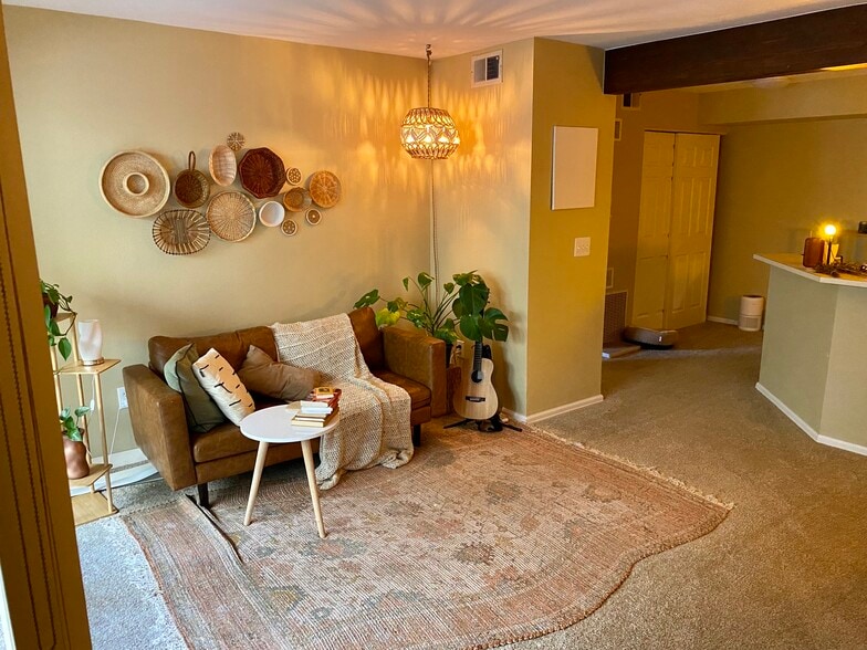 Primary Photo - 20 S Boulder Cir