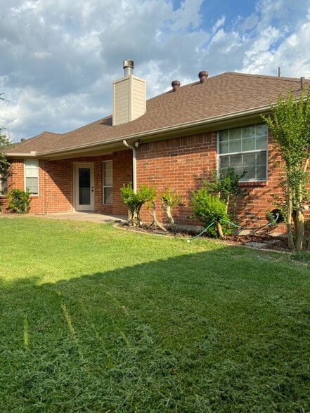 Building Photo - 1016 Brookhaven