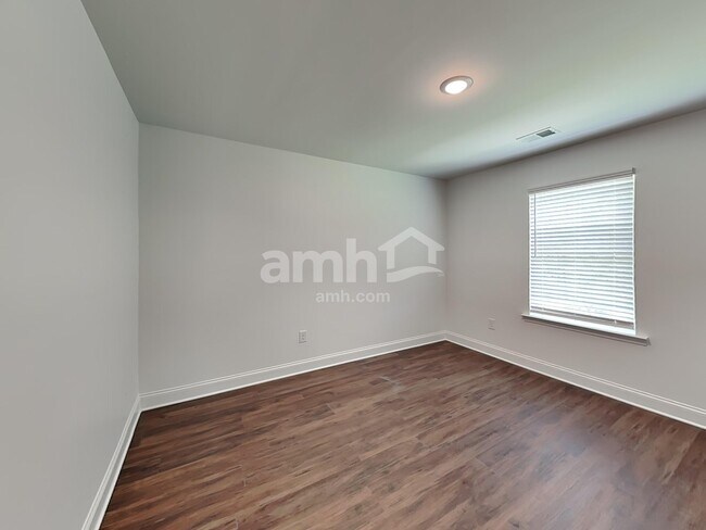 Building Photo - 108 Spruce Cir