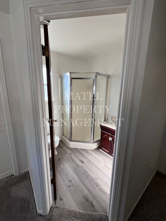 Building Photo - Move in Special see Ad