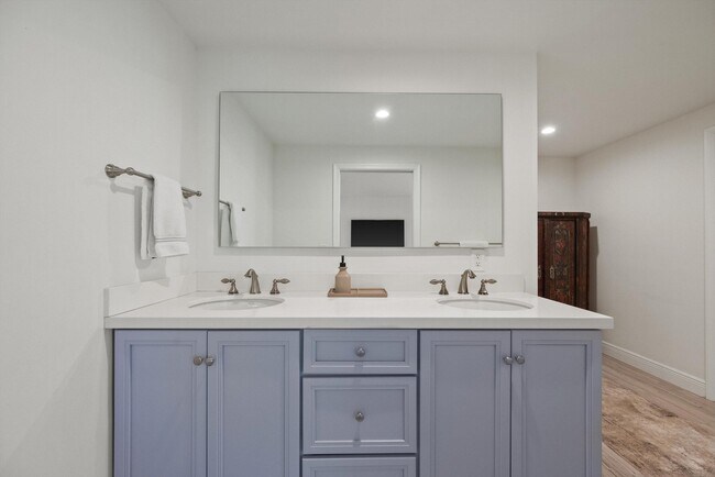 Building Photo - 11355 Pond View Dr