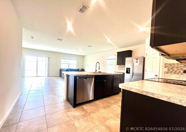 Building Photo - 341 SW Ridgecrest Dr
