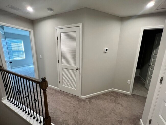 Building Photo - 3 Bed 2.5 Bath Townhome, Minutes from I-24 & The Avenue!