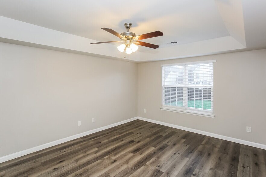 Building Photo - 7124 Fox Point Dr