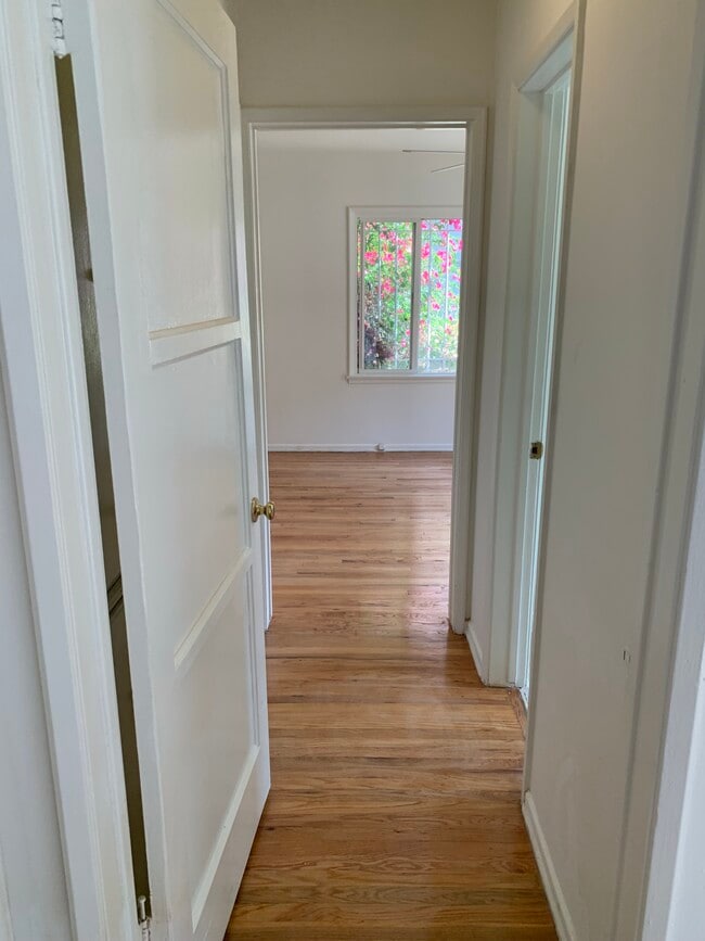 Building Photo - 408 N Doheny Dr