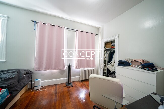 Building Photo - 447 Park Dr