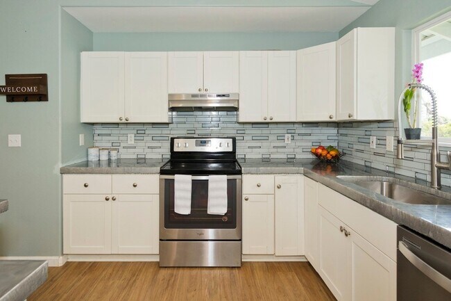 Kitchen/Oven - 15-2031 32nd Ave