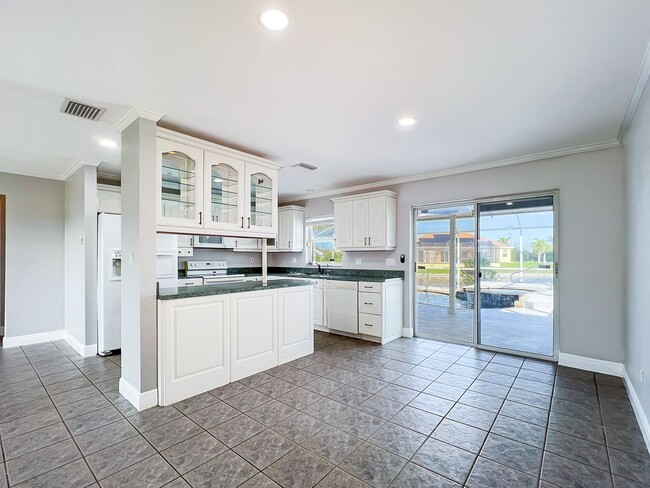 Building Photo - Cape Coral Pool Home with Canal!