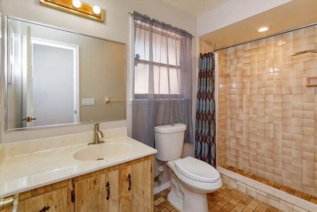 Building Photo - Spacious 4-Bedroom, 3-Bath Rental in Quiet DeBary Cul-de-Sac