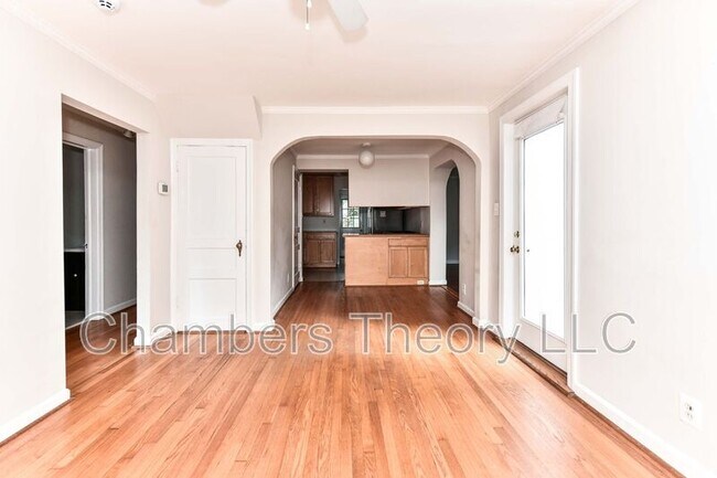 Building Photo - 419 S Barton St