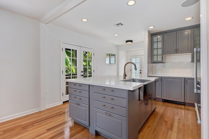 Kitchen Island - 8978 Norma Pl