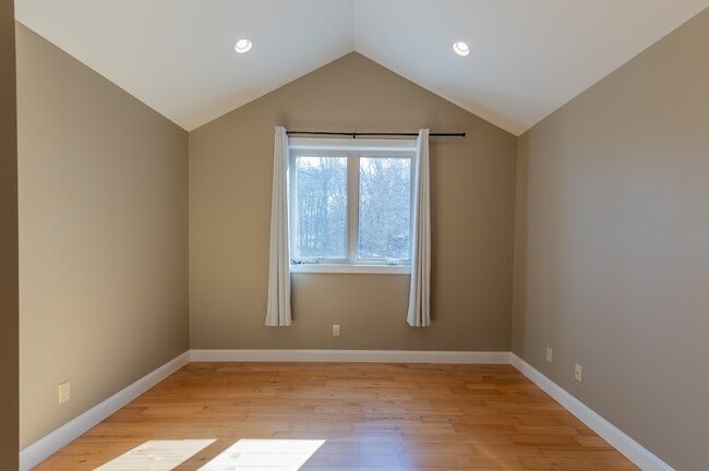 Building Photo - 211 Spicewood Dr