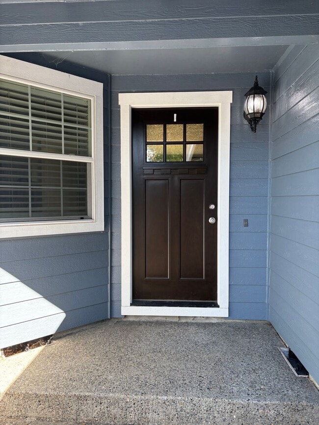 Building Photo - Freshly Updated Troutdale Gem with Enterta...