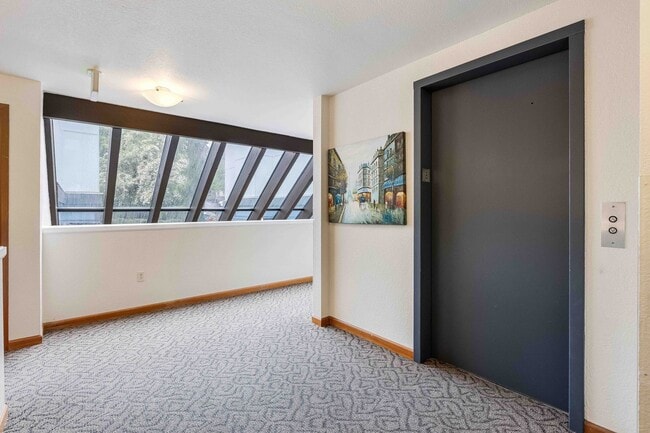 Building Photo - 1-Bedroom Condo Near Bitter Lake