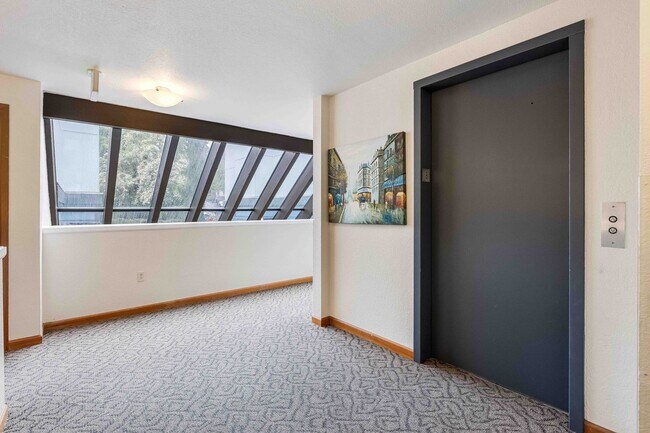 Building Photo - 13426 Greenwood Ave N