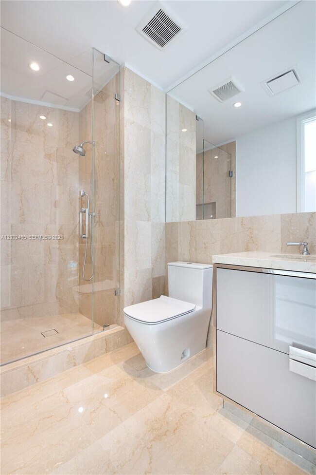 Building Photo - 15701 Collins Ave
