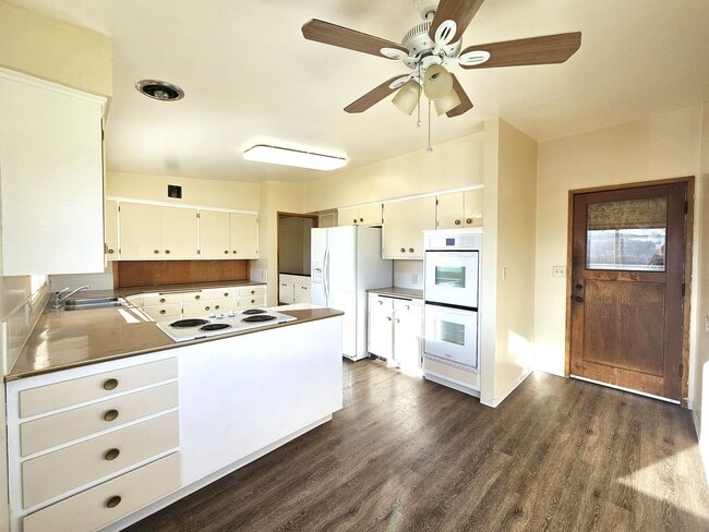 Building Photo - 302 N Argonne Rd