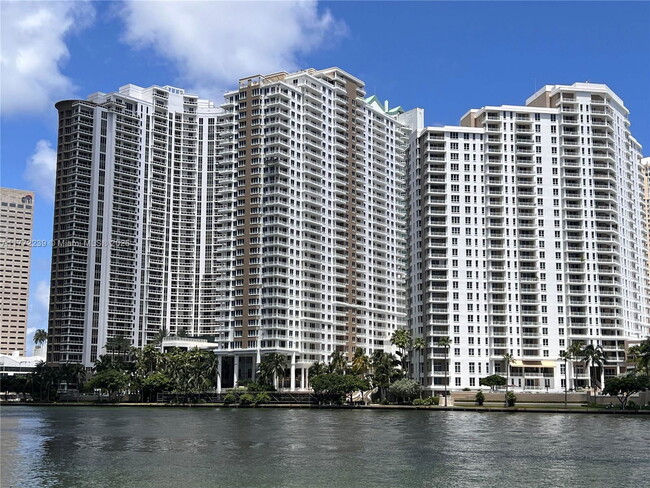 Building Photo - 870 Brickell Bay Dr