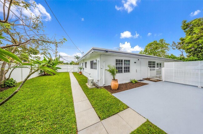 Building Photo - 1320 NE 27th Ave