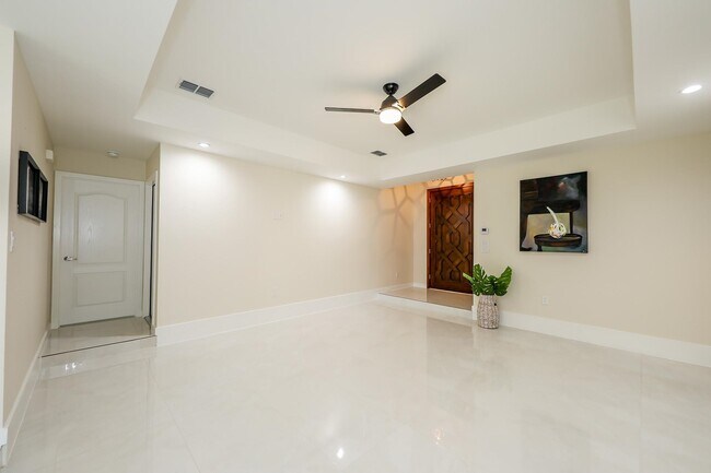 Building Photo - 209 Green Jay Ln