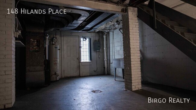 Building Photo - Move in special! First month free rent!