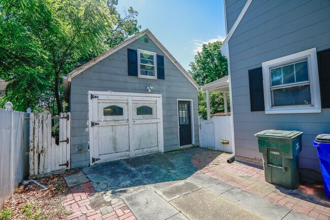 Building Photo - Cape Cod Rental Available in Norfolk!