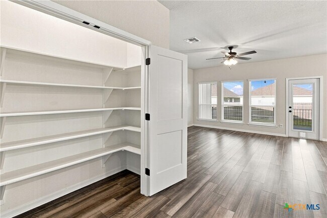 Building Photo - 2827 Fox River Dr