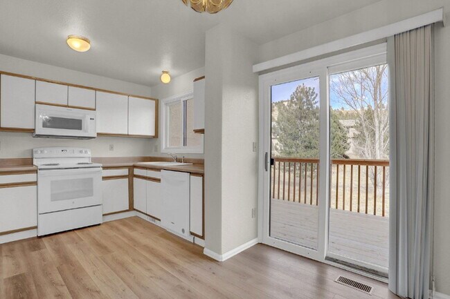 Building Photo - 6925 Yellowpine Dr