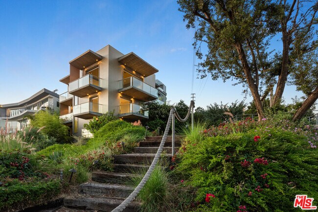 Building Photo - 1600 Viewmont Dr