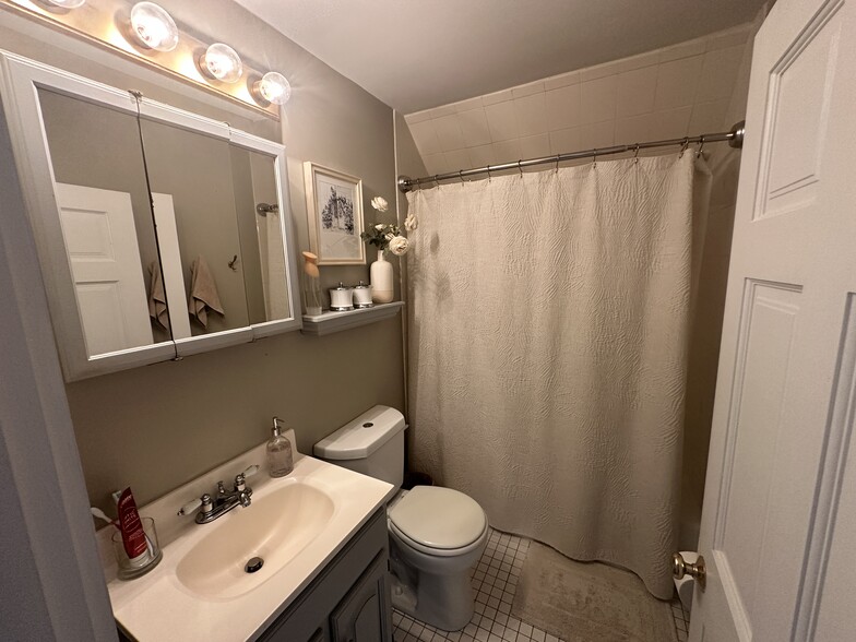 Building Photo - 25 Elm St