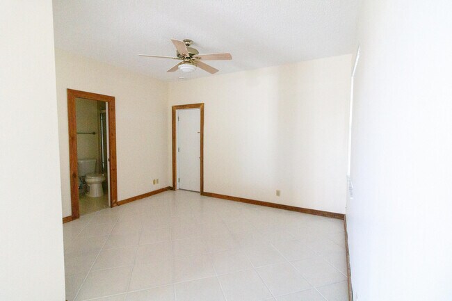 Building Photo - 8197 Royal Palm Ct