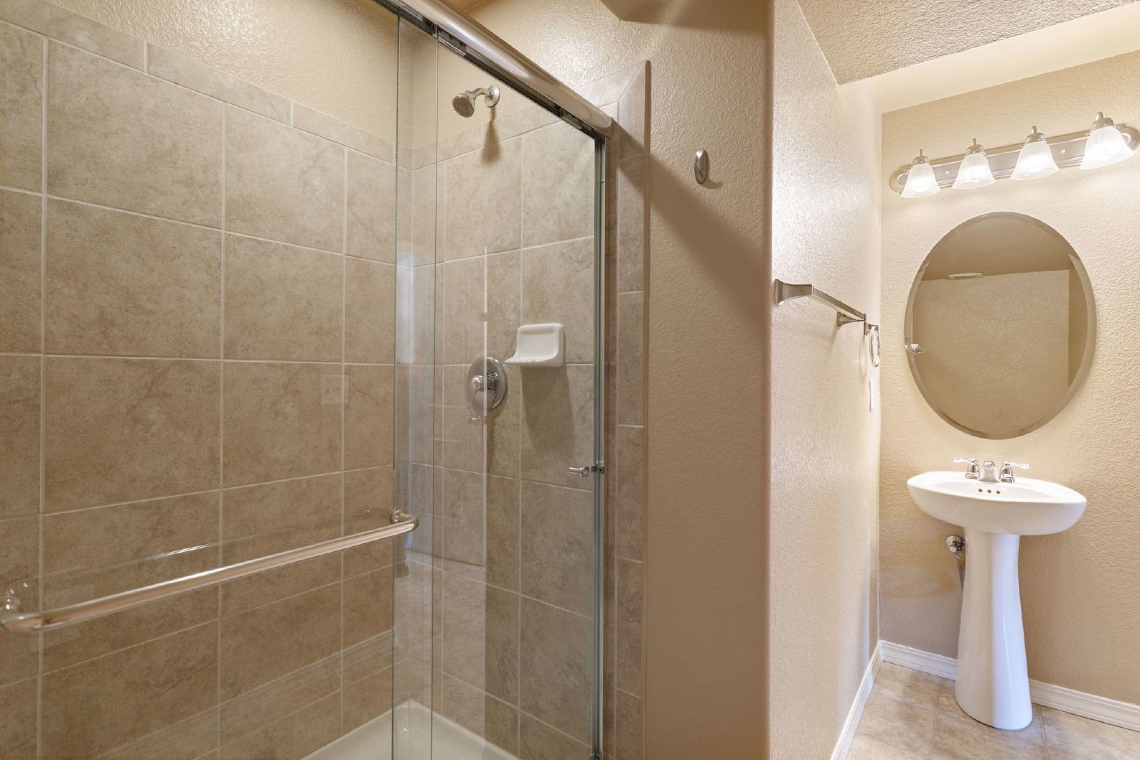 Building Photo - Spacious 4-Bed Home Minutes from Fort Cars...