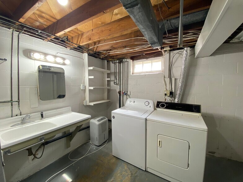 Building Photo - 610 6th Ave NW