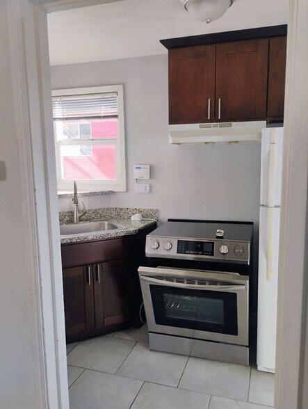 Stove - 1773 28th Ave