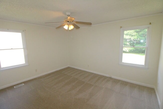 Building Photo - Charming 2 Bedroom, Large lot fenced in yard