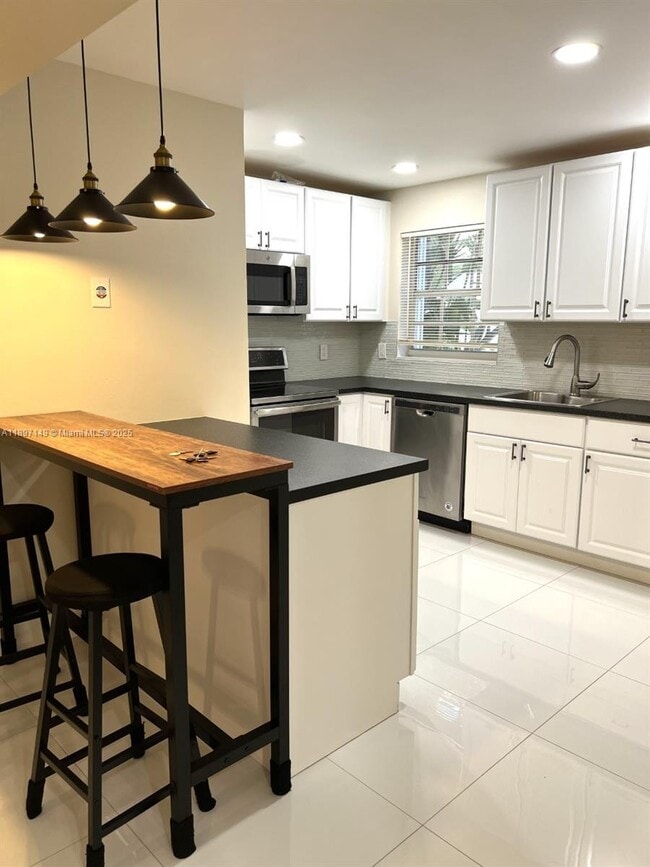 Building Photo - 3100 S Le Jeune Rd