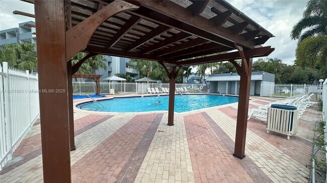 Building Photo - 9359 Fontainebleau Blvd