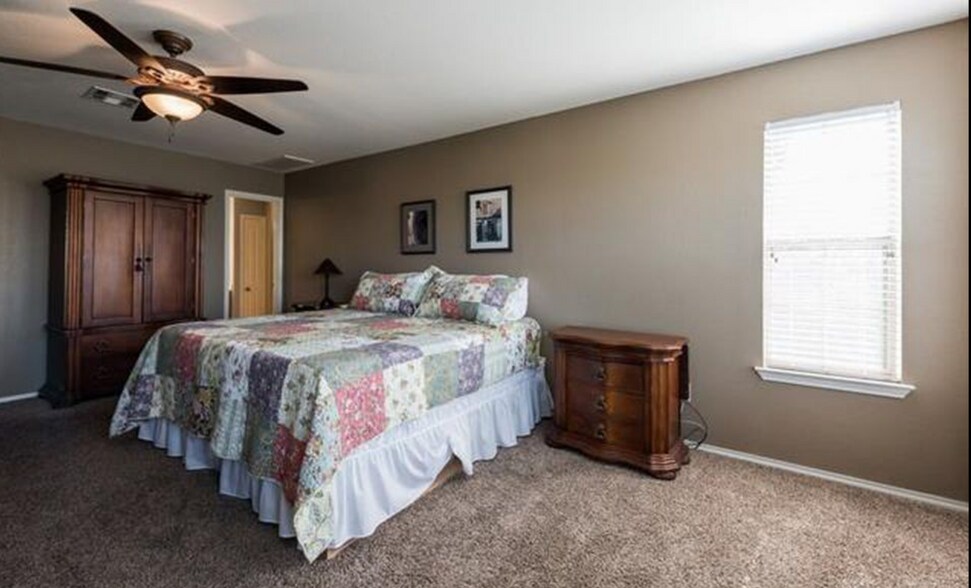 Building Photo - 4405 Woodstock Dr